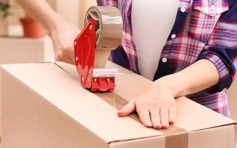چسب زدن انتهای کارتن وسایل شکستنی